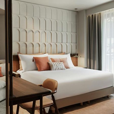 Monasty, Thessaloniki, Autograph Collection Hotel Buitenkant foto A bedroom at the hotel
