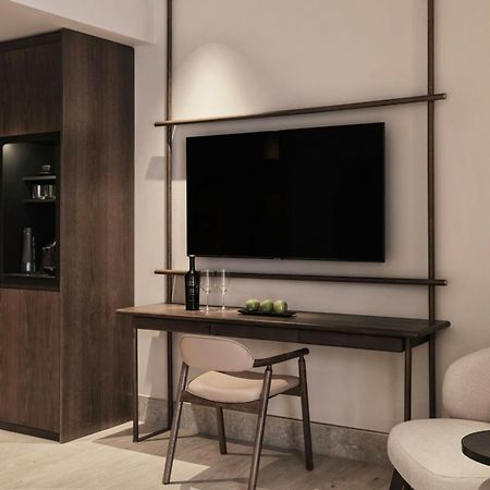 Monasty, Thessaloniki, Autograph Collection Hotel Buitenkant foto A television in a hotel room
