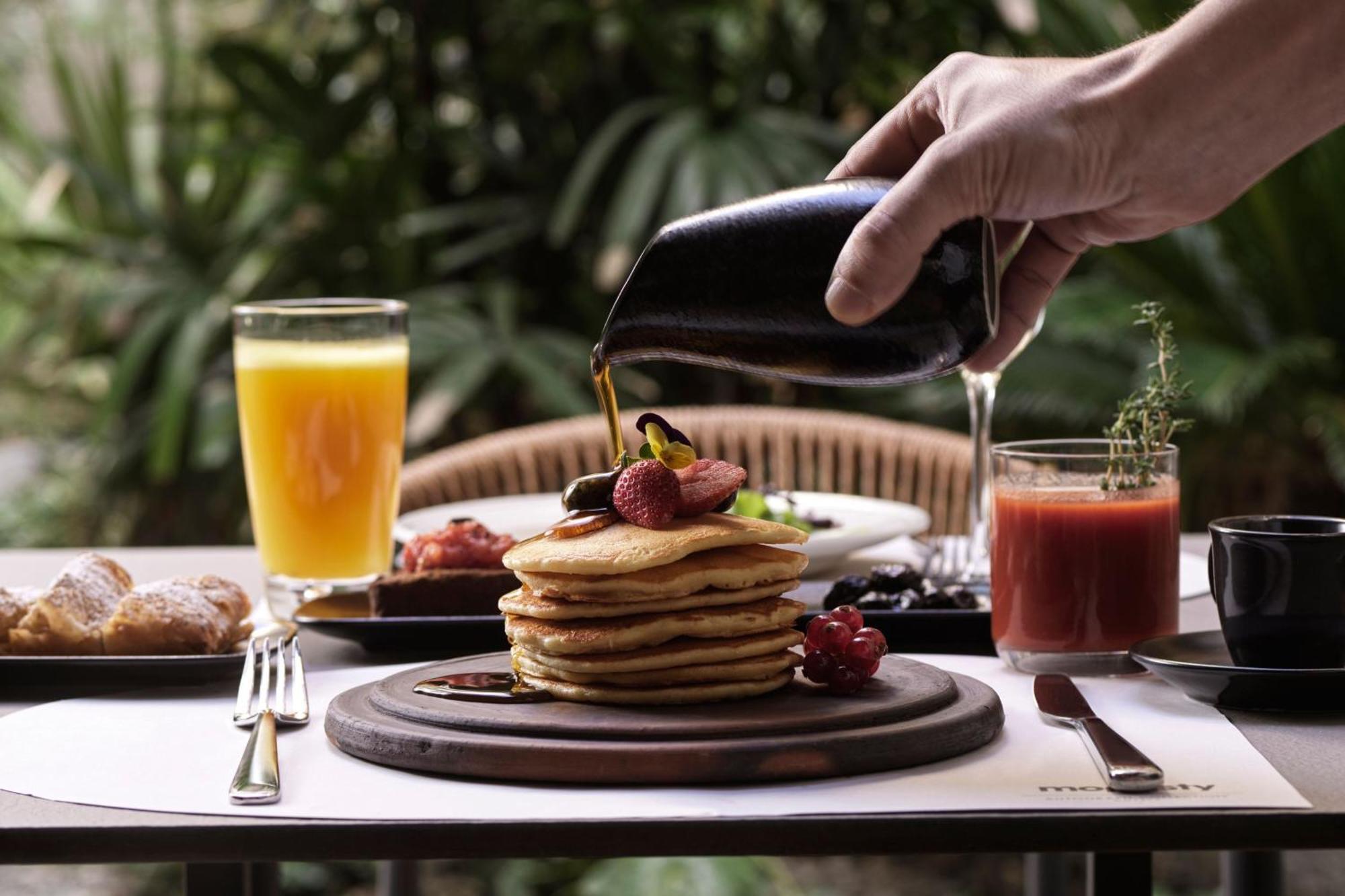 Monasty, Thessaloniki, Autograph Collection Hotel Buitenkant foto Maple syrup being poured on a stack of pancakes