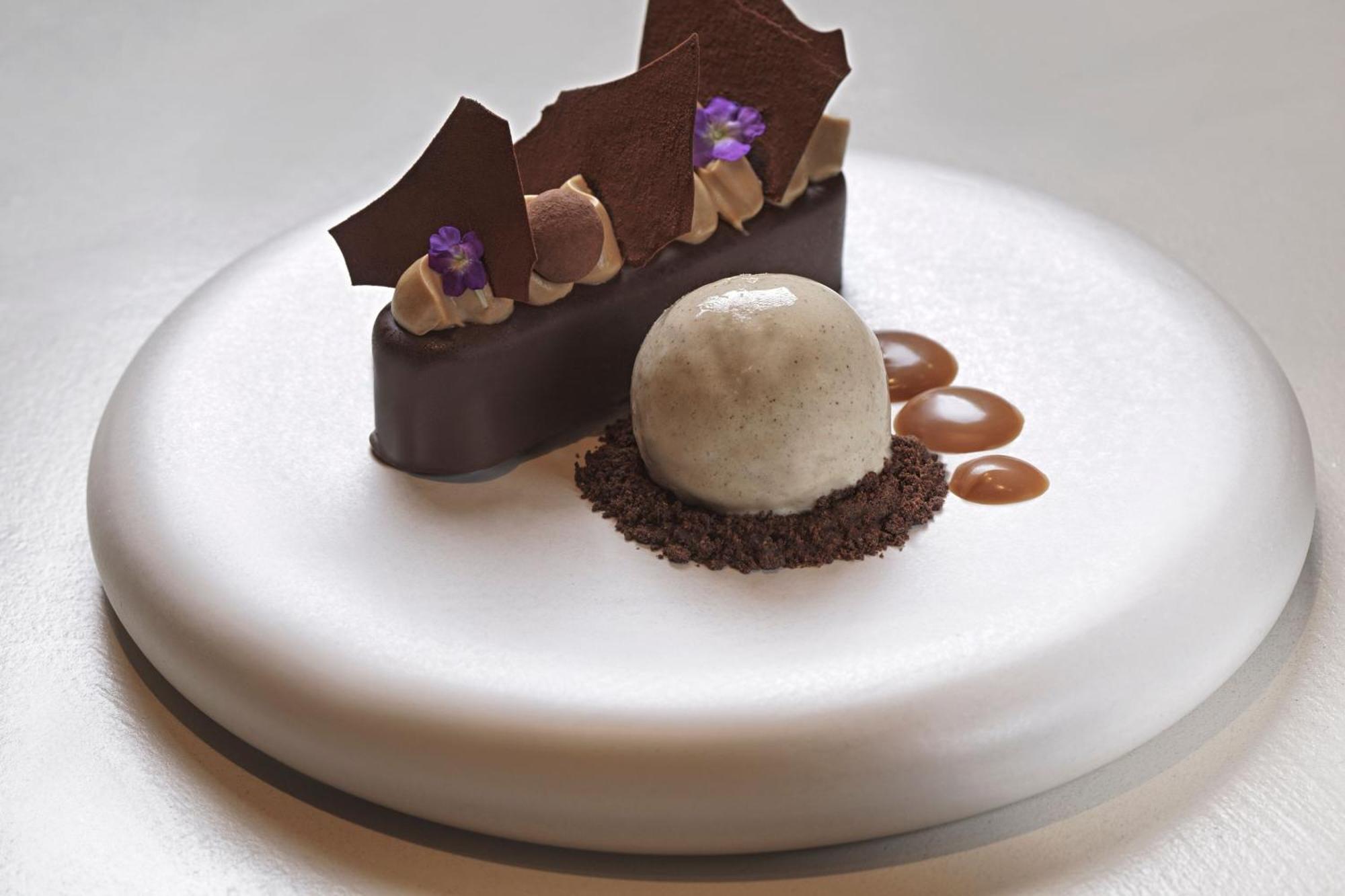 Monasty, Thessaloniki, Autograph Collection Hotel Buitenkant foto A chocolate dessert