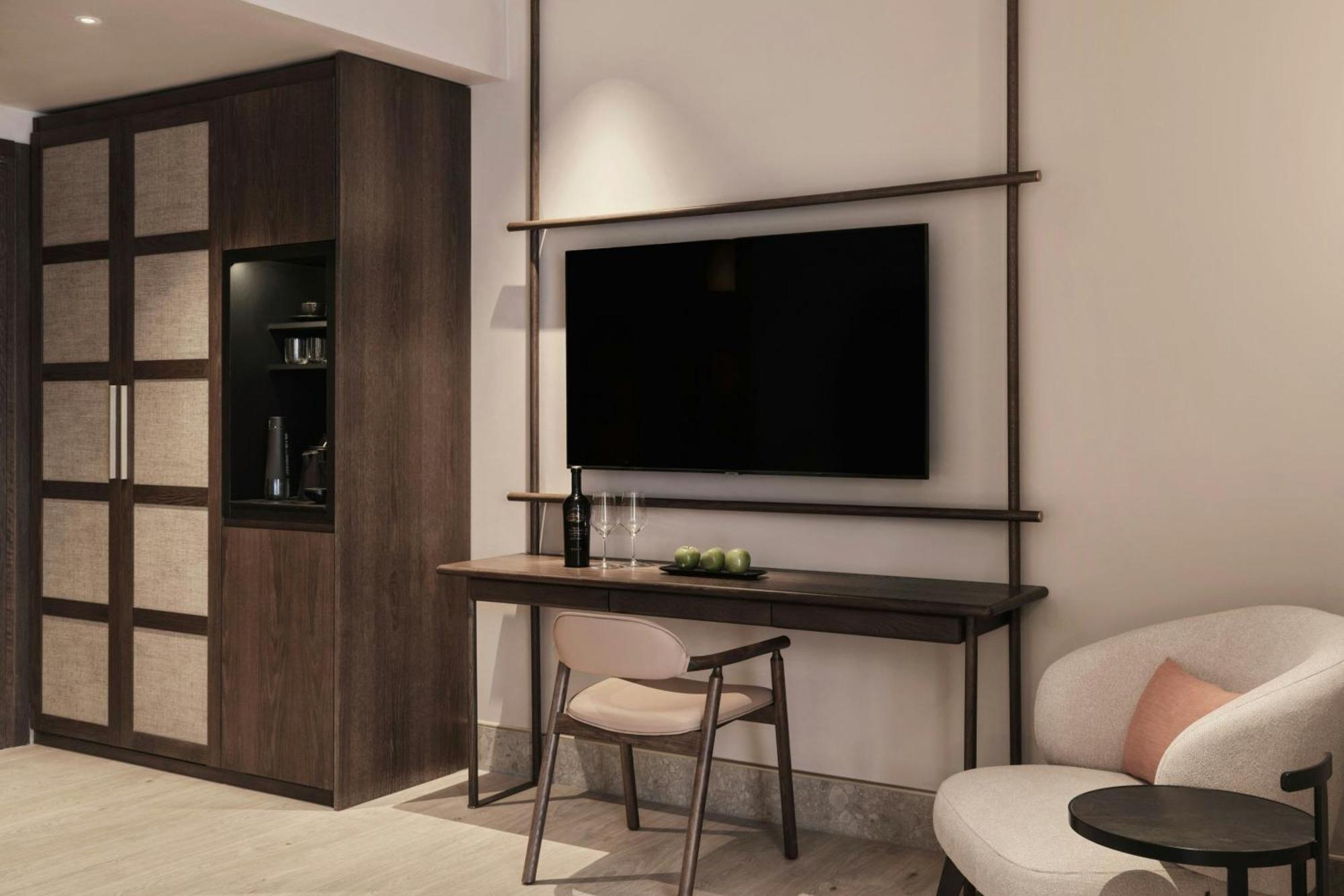 Monasty, Thessaloniki, Autograph Collection Hotel Buitenkant foto A television in a hotel room