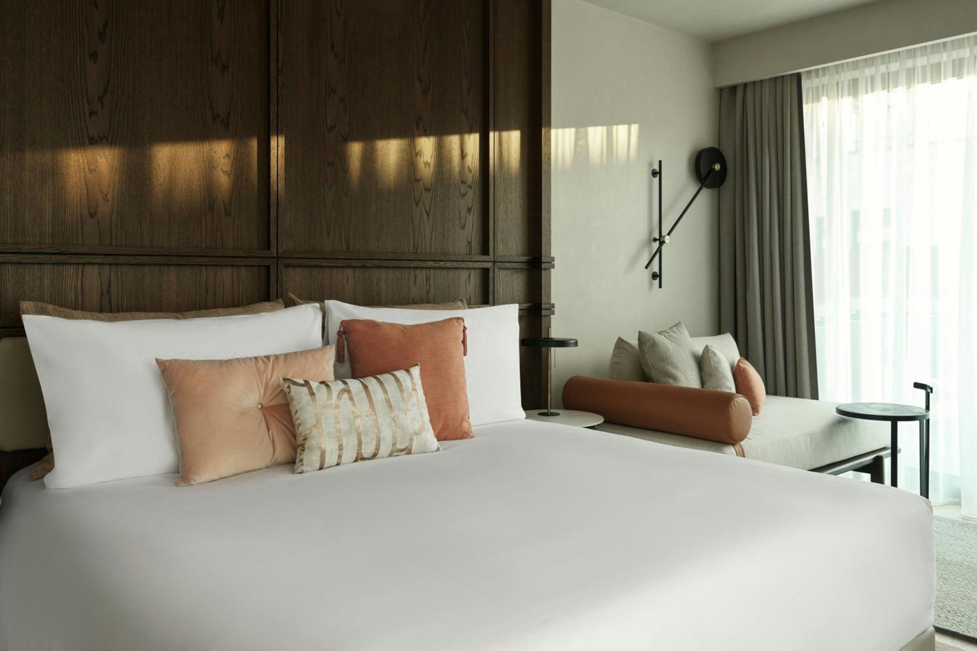 Monasty, Thessaloniki, Autograph Collection Hotel Buitenkant foto A bedroom at the hotel