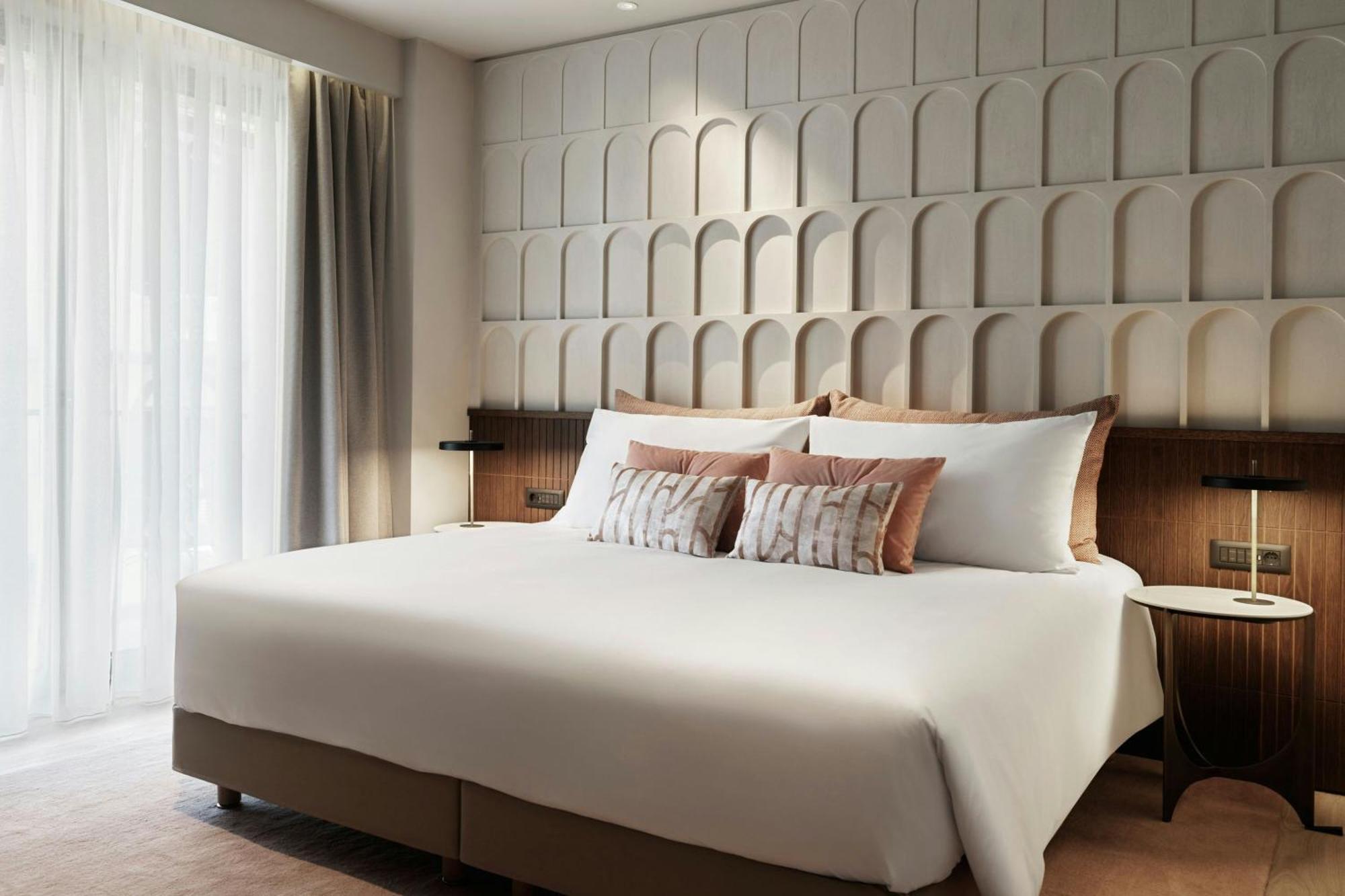 Monasty, Thessaloniki, Autograph Collection Hotel Buitenkant foto A bedroom at the hotel