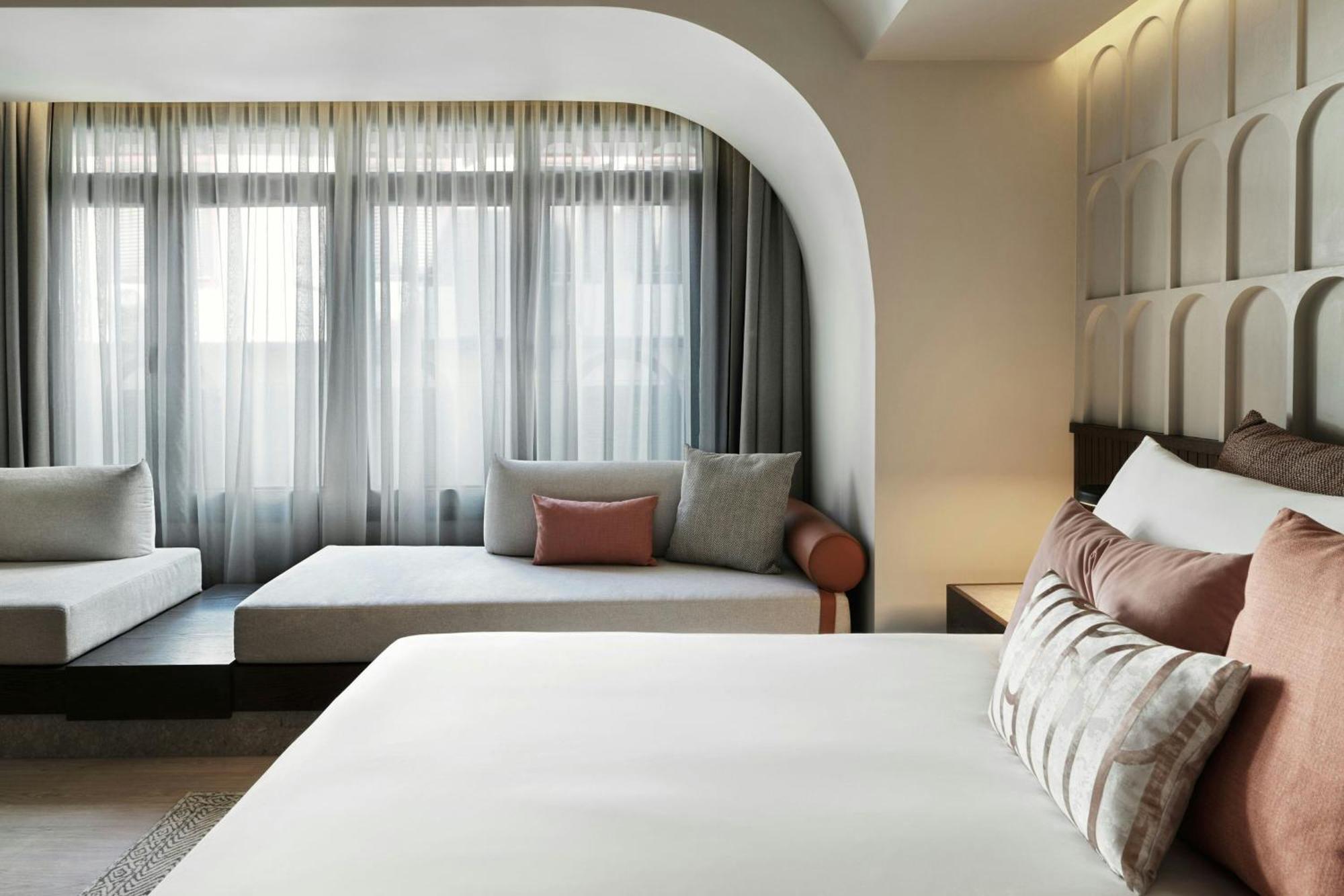 Monasty, Thessaloniki, Autograph Collection Hotel Buitenkant foto A bedroom at the hotel