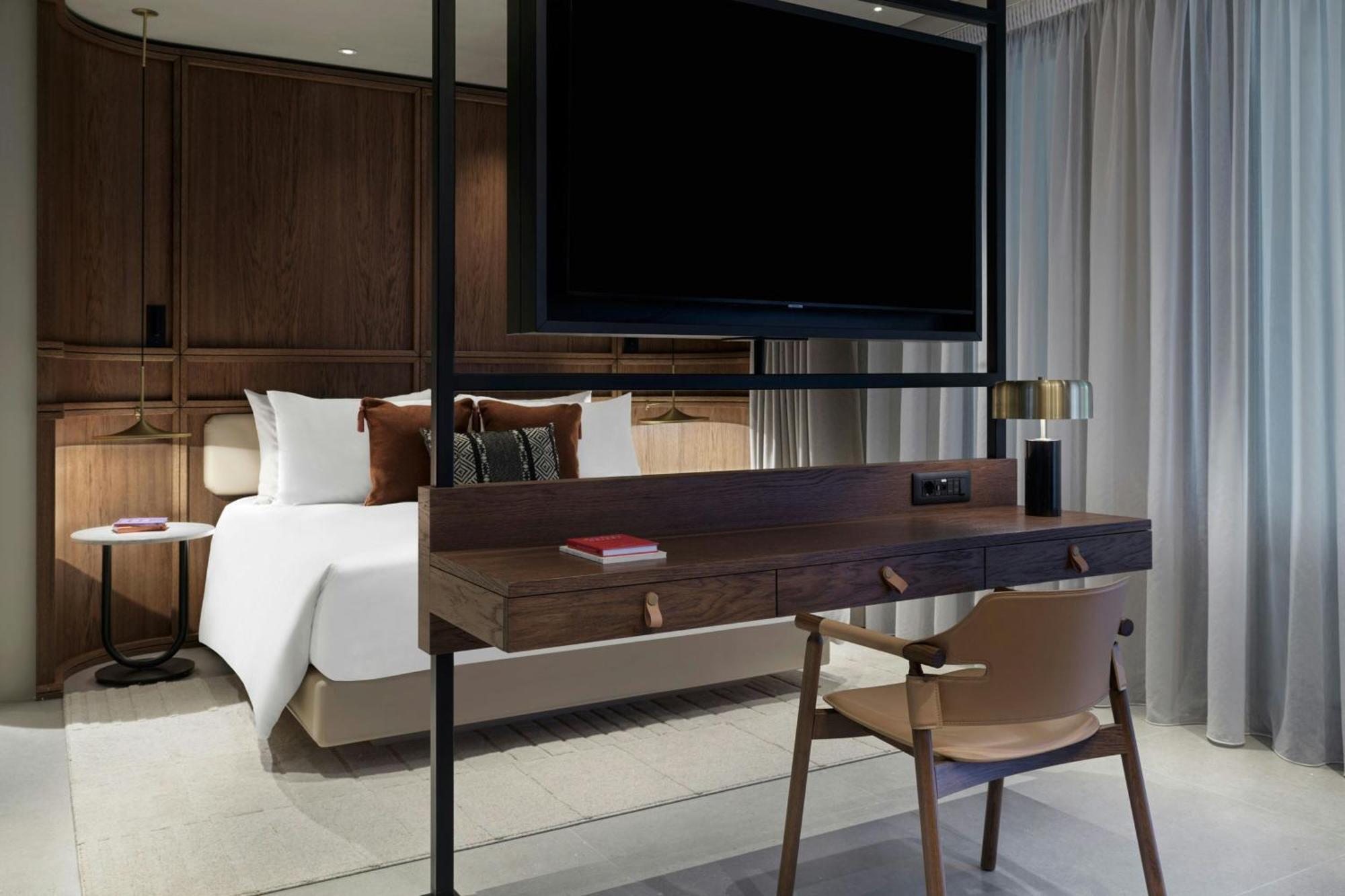 Monasty, Thessaloniki, Autograph Collection Hotel Buitenkant foto A bedroom at the hotel