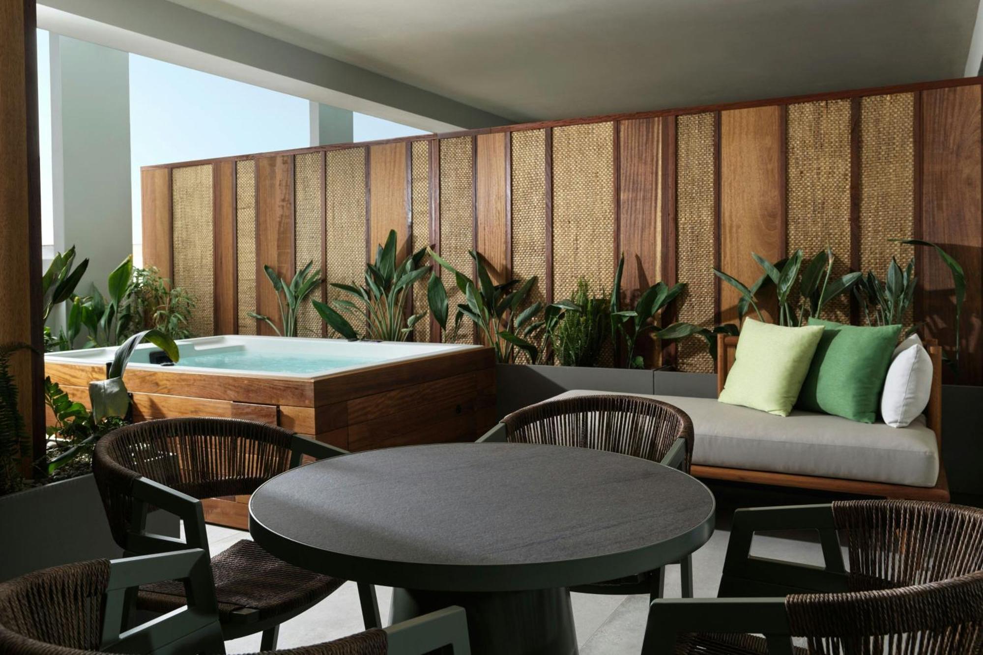 Monasty, Thessaloniki, Autograph Collection Hotel Buitenkant foto A private hot tub at the hotel