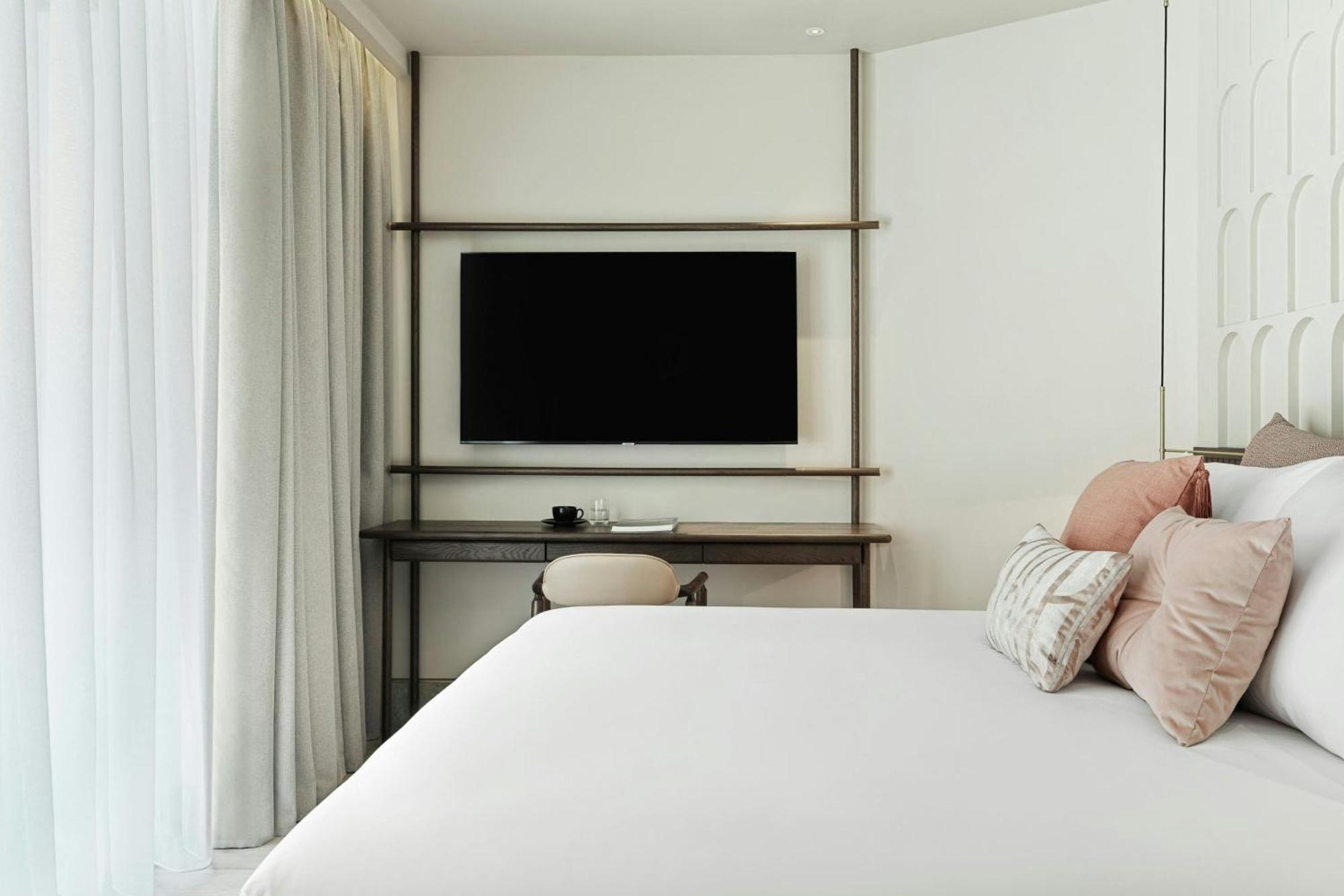 Monasty, Thessaloniki, Autograph Collection Hotel Buitenkant foto A bedroom at the hotel