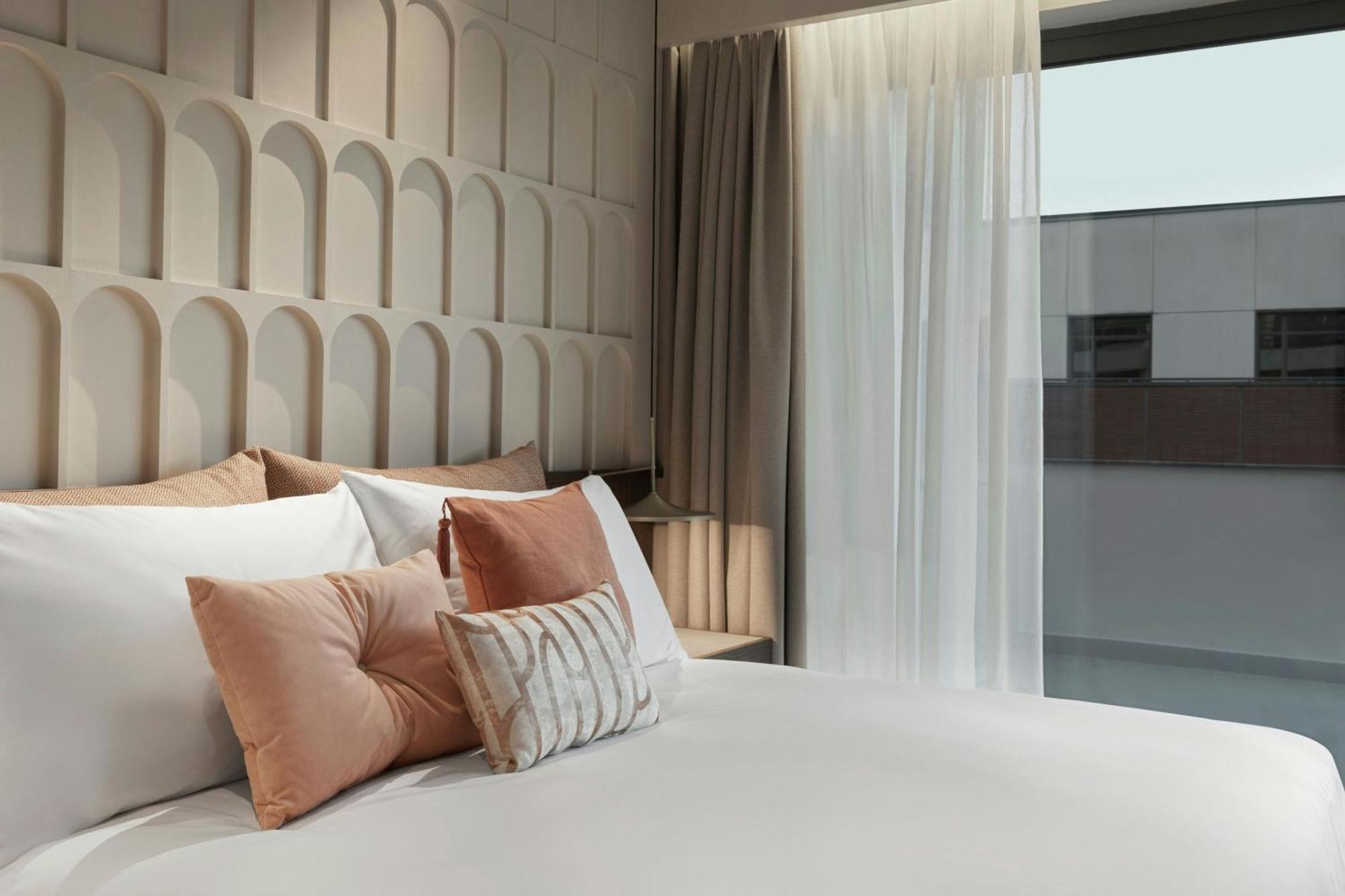 Monasty, Thessaloniki, Autograph Collection Hotel Buitenkant foto A bedroom at the hotel
