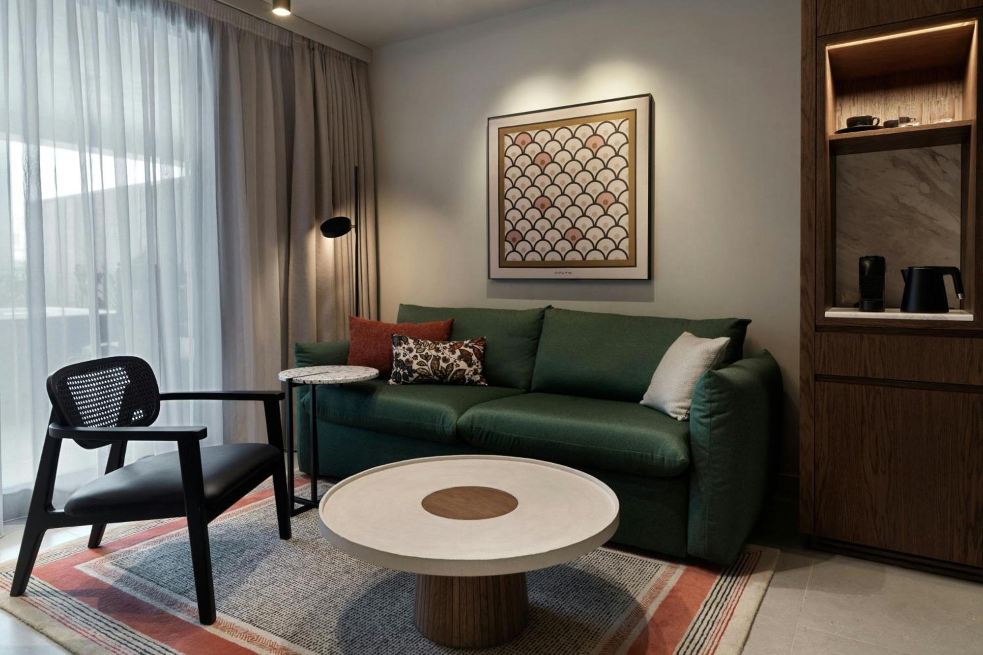 Monasty, Thessaloniki, Autograph Collection Hotel Buitenkant foto A living room at the hotel