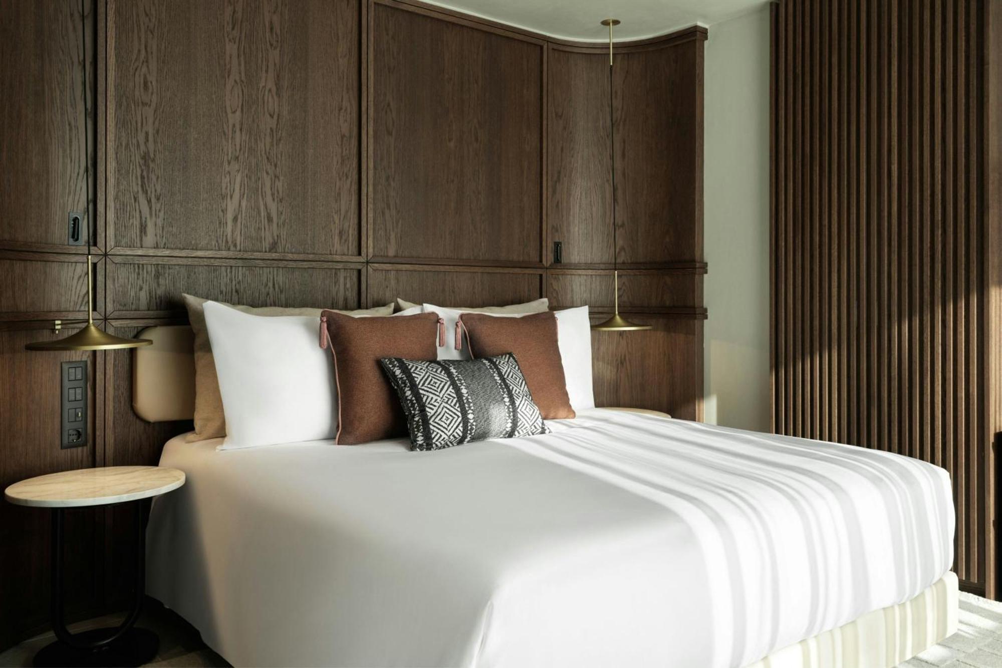 Monasty, Thessaloniki, Autograph Collection Hotel Buitenkant foto A bedroom at the hotel