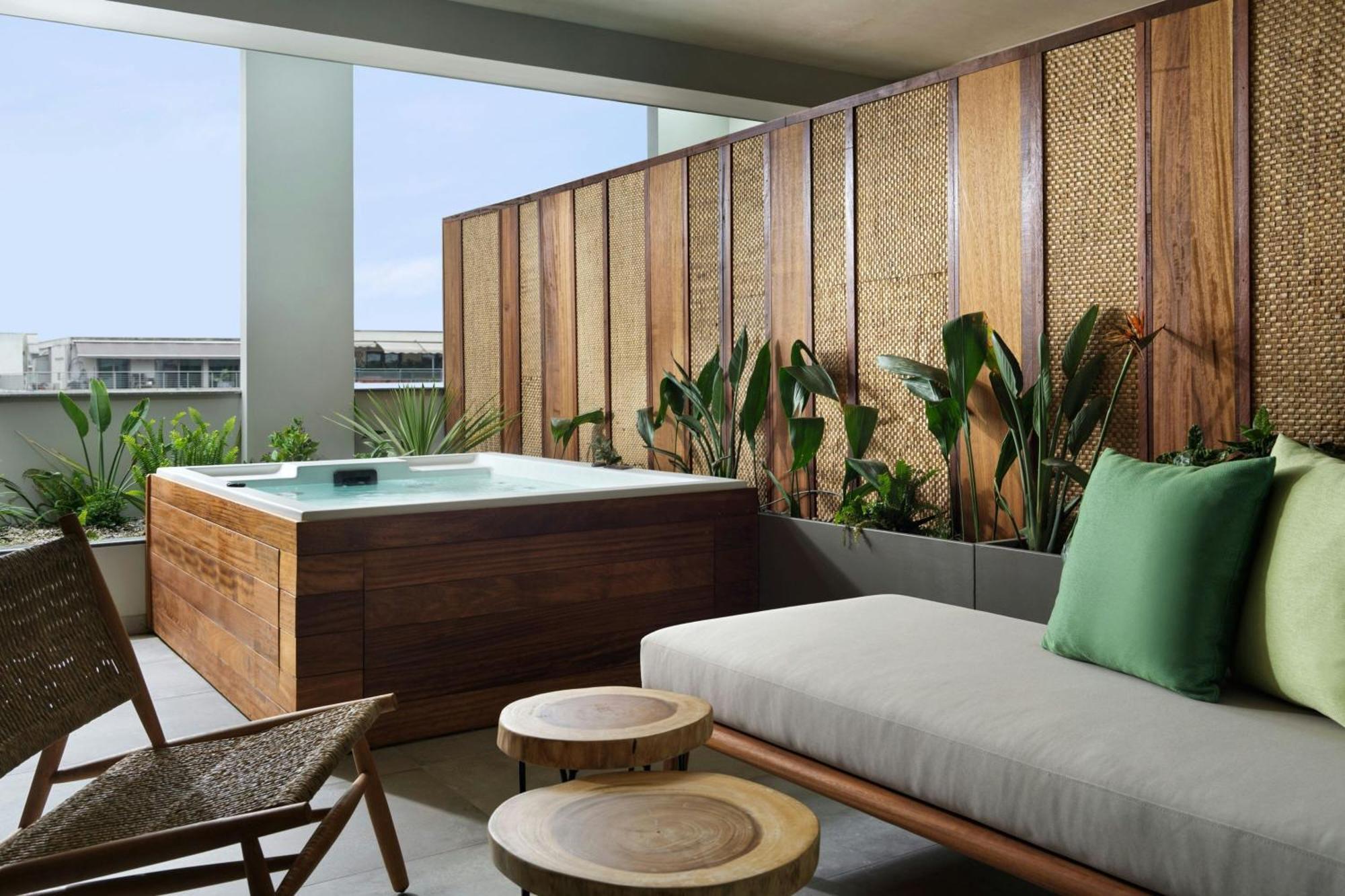 Monasty, Thessaloniki, Autograph Collection Hotel Buitenkant foto A private hot tub at a hotel