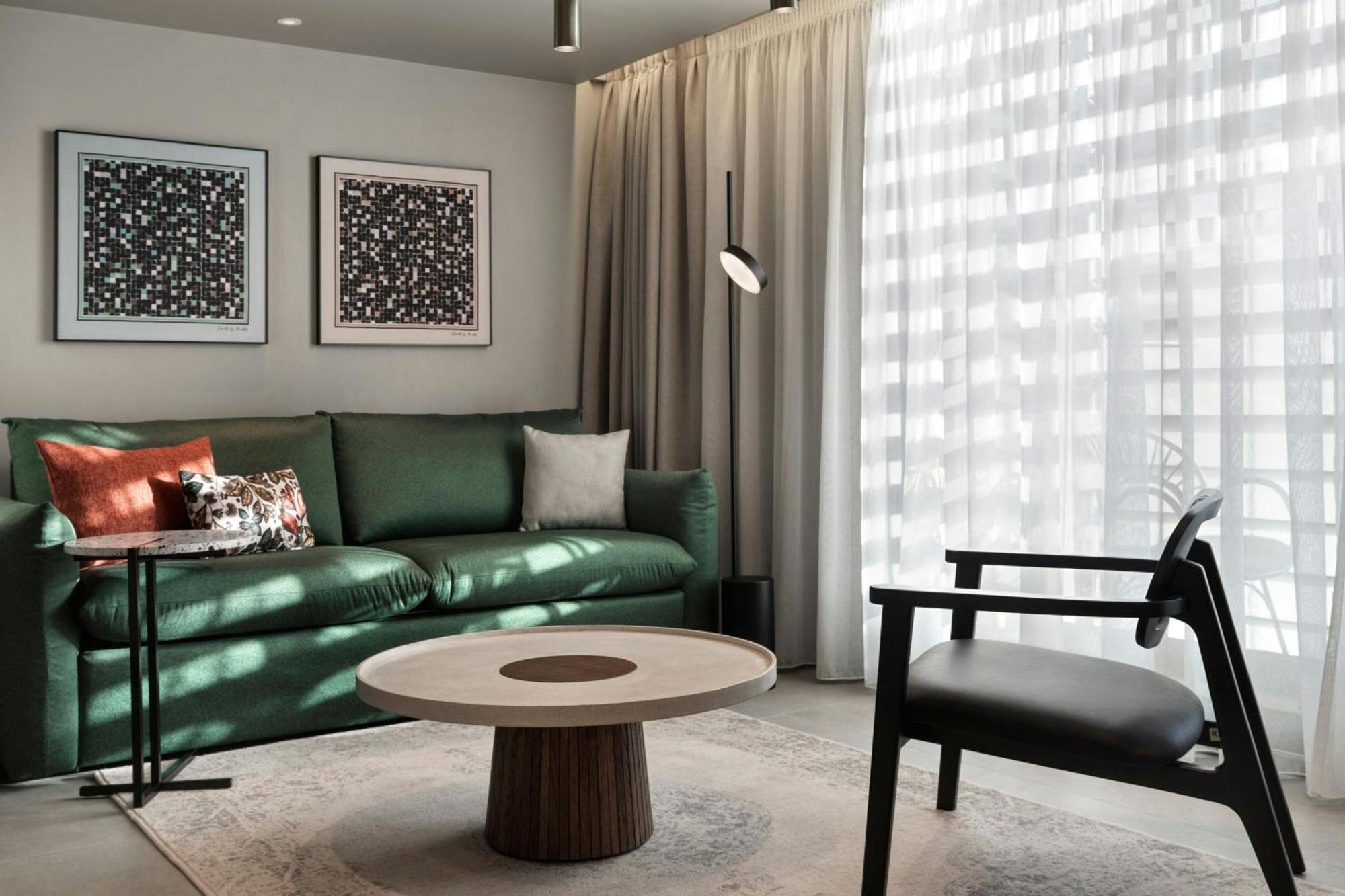 Monasty, Thessaloniki, Autograph Collection Hotel Buitenkant foto A living room in a hotel suite